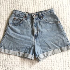 Vintage Levi’s high rise jean shorts size 28